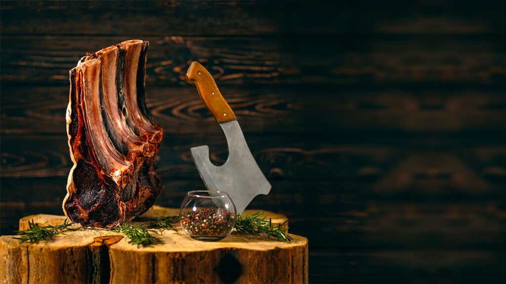 viande de qualité supérieure aurocha, de couleur rouge foncé et à la graisse jaunâtre, vieillie à sec