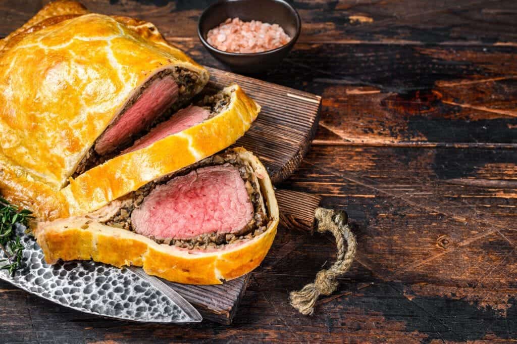 lombo de vaca maturado wellington com duxelles de cogumelos 2 Filé Wellington cortado em fatias, carne premium maturada Aurocha