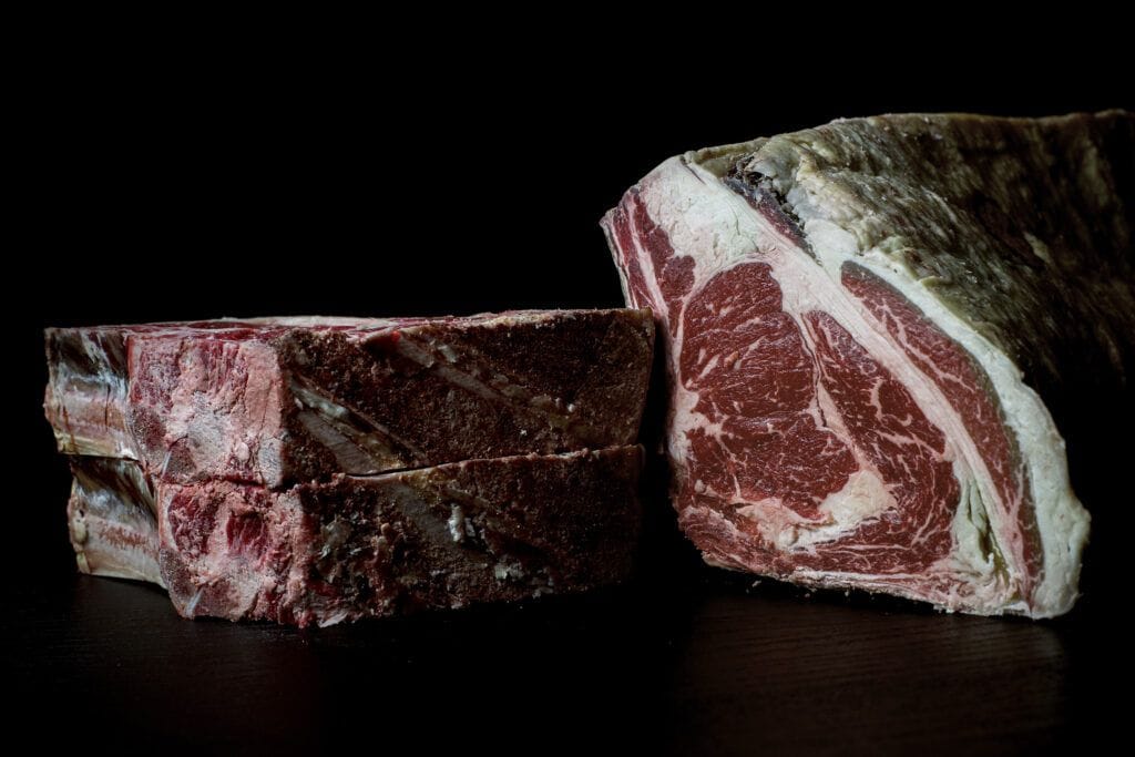 Guia completo sobre a maturação da carne: tipos, tempos e sabores 8 costeletas acabadas de cortar