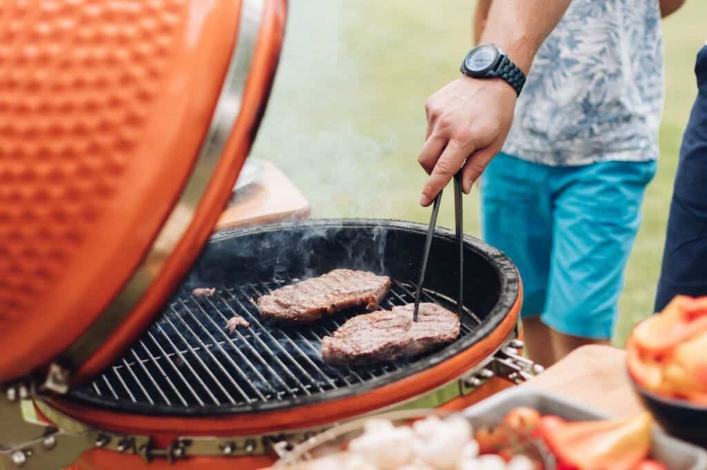 Découvrez le barbecue kamado : histoire, conception et conseils pour la viande maturée 4 Barbecue kamado, article 3