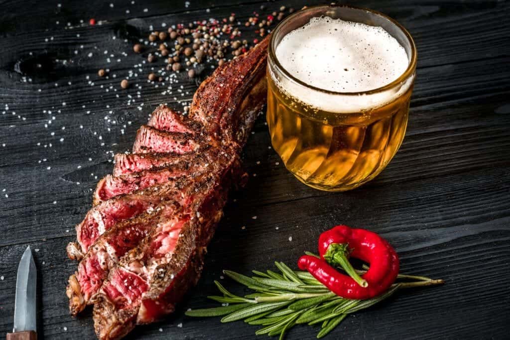 carne de vaca aurocha maturada de primeira qualidade acompanhada de cerveja artesanal