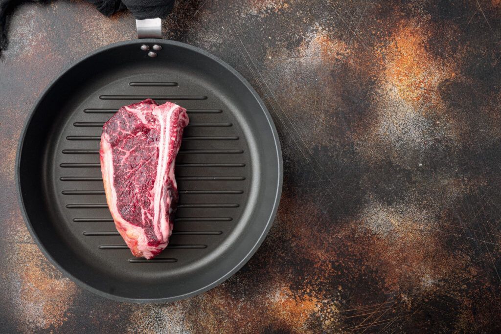 chuleta de vaca carne premium madurada aurocha en plancha de hierro vista