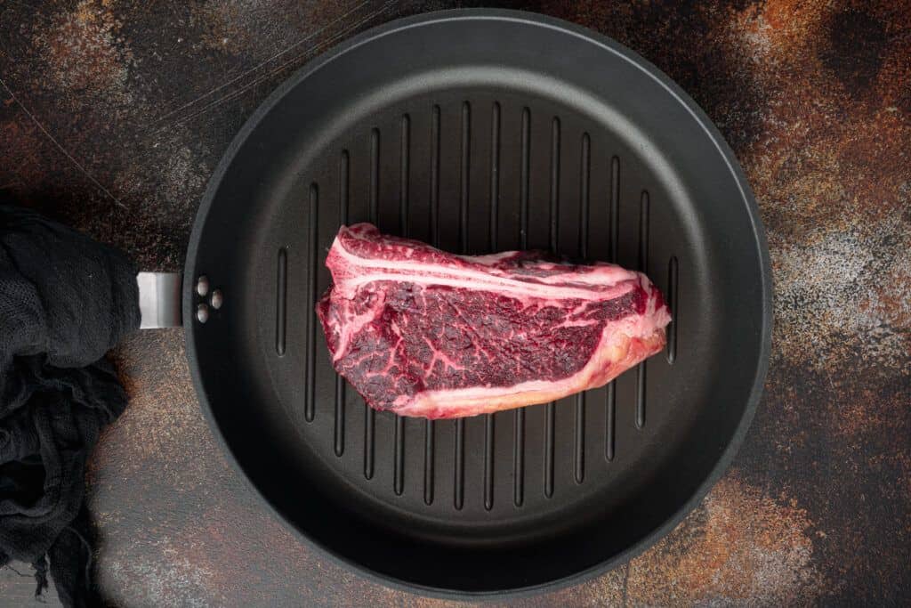des morceaux de viande à griller et à poêler
