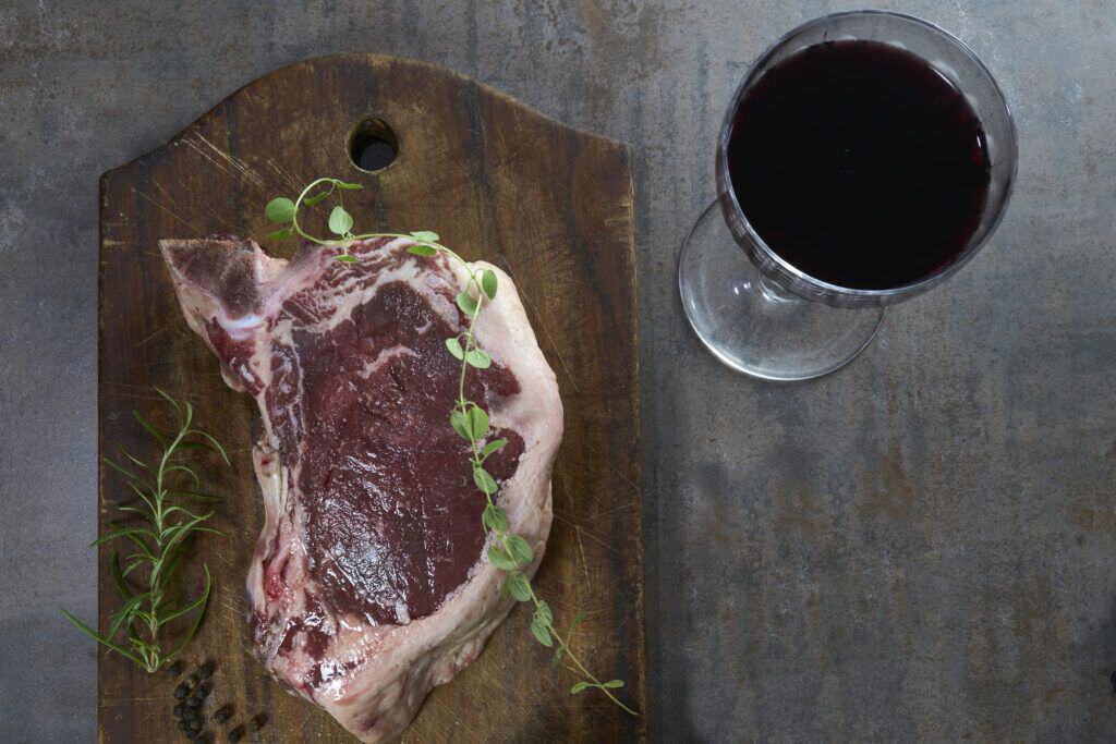 Harmonização de carnes maturadas com vinhos e cervejas artesanais
